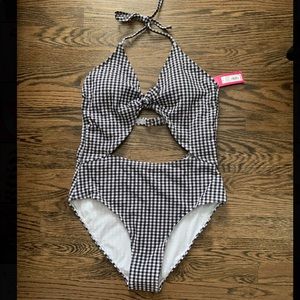Black and White one piece bathing suit 👙!